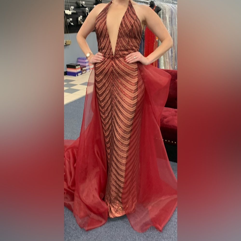 Elegant Red Evening Gown - Picture 5 of 8